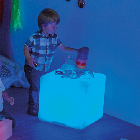 Cubo gigante luminoso