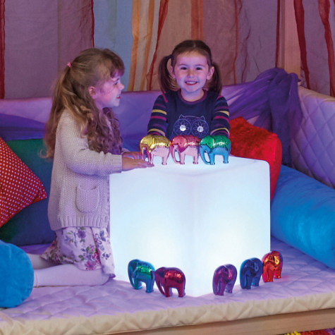 Cubo gigante luminoso